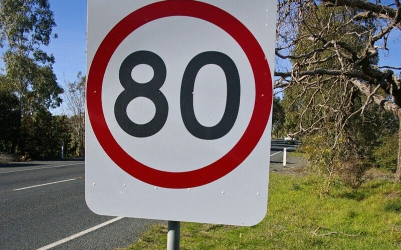 80 kmh speed limit sign